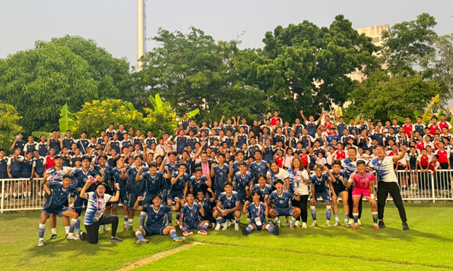ภาพที่ระลึกของของรุ่นน้องและรุ่นพี่นักฟุตบอล ทีมสวนสุนันทา
